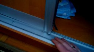 Как приклеить отвалившуюся щетку на шкаф-купе самому