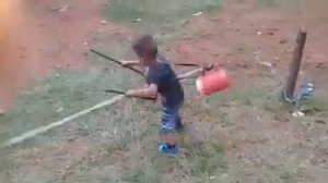 Ребенок косит траву