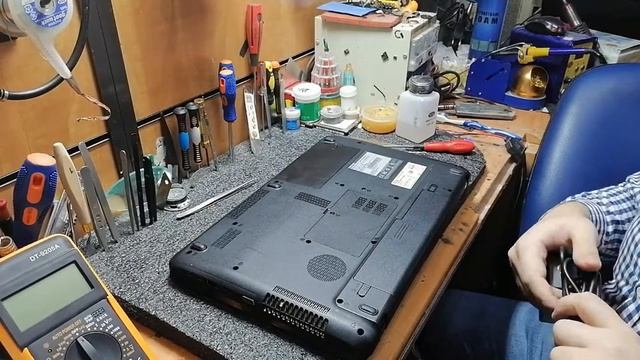 TOSHIBA SATELLITE L650 SCREEN REPLACMENT - طريقة تبديل شاشة لابتوب توشيبا L650 смотреть онлайн