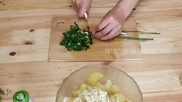 Салат деревенский | Очень вкусный картофельный салат с соленым и свежим огурцом | Салаты на скорую смотреть онлайн