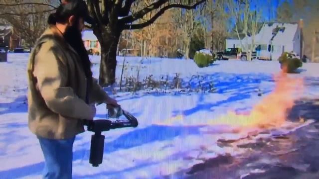 Американец чистит снег с помощью огнемета. смотреть онлайн