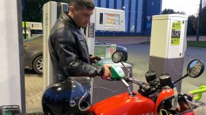 Заправляем #ява. Раньше был бензин АИ-93 красный и запах другой.
Кто помнит ставьте лайк