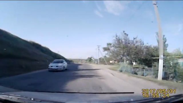 г Пологи Запорожская обл Вот как нужно ездить на запрещающий сигнал светофора. смотреть онлайн
