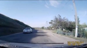 г Пологи Запорожская обл Вот как нужно ездить на запрещающий сигнал светофора.