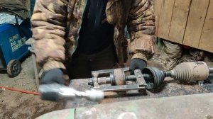 Замена наружного ШРУС (наружной гранаты) при помощи самодельного съемника.