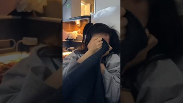 WATCHING SCARY MOVIES ON A PLANE ✈️ смотреть онлайн