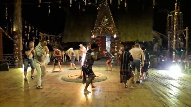 Вьетнамские артисты развлекают своих гостей танцами смотреть онлайн