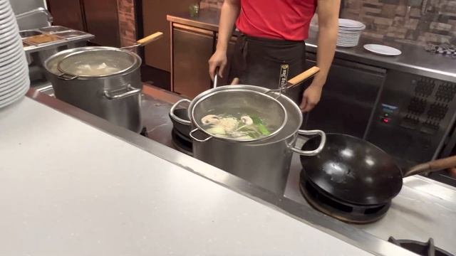 Заказала вок с морепродуктами, блюдо WOK назвали благодаря сковороде, на которой его готовят. смотреть онлайн