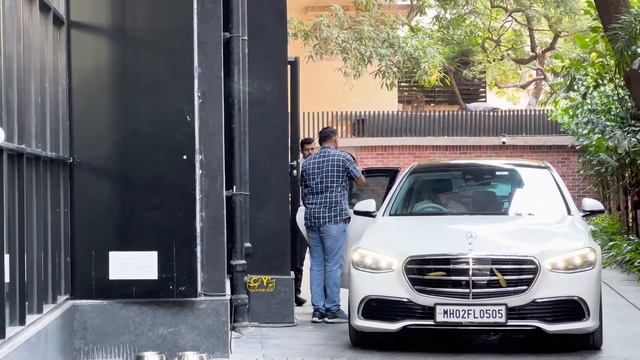 Suhana Khan with Agastya Nanda spotted in Mercedes S450 excel Office смотреть онлайн