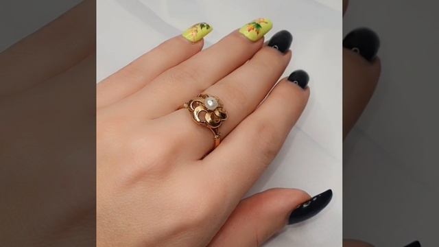 Золотое кольцо с жемчужиной 583 пробы 3.51 грамм. Размер: 18.25 мм.