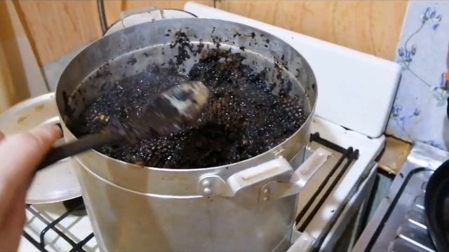 Как топить воск. Воскотопка своими руками смотреть онлайн