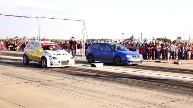 OPEL CORSA 2.0 TURBO 500HP vs VW GOLF 4 1.8TURBO смотреть онлайн