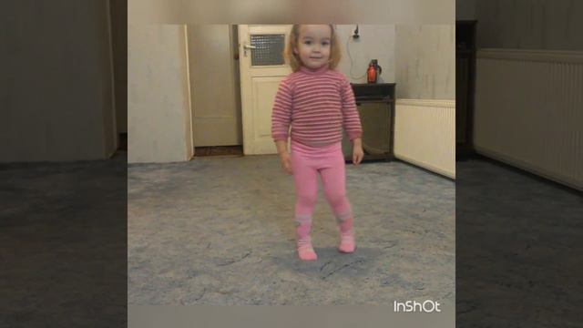 Ребенок танцует(2года)