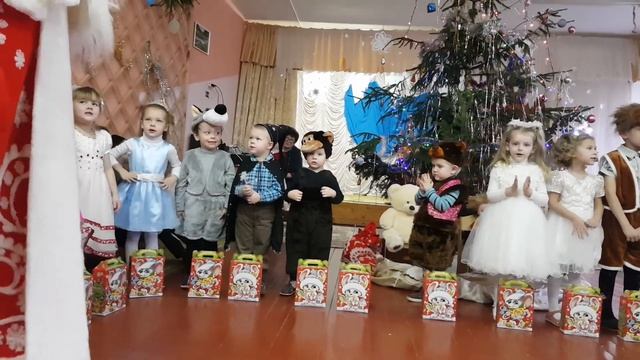 Новогоднюю песню "Сани с бубенцами" ("Саночки") поют дети в детском саду на новогоднем утреннике. смотреть онлайн