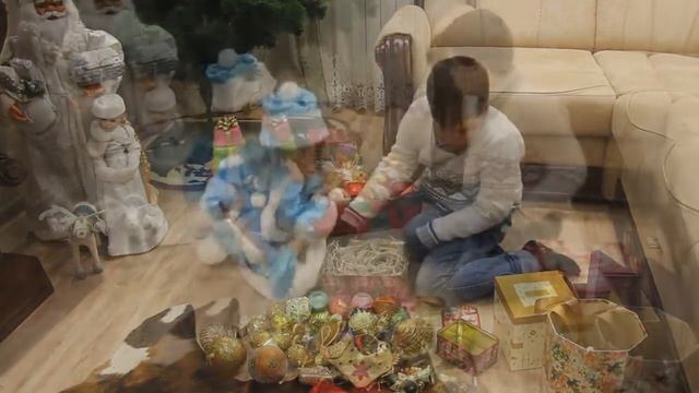 Огромный дед Мороз Снегурочка северный олень куча елочных игрушек Украшаем наряжаем елку влог kids смотреть онлайн