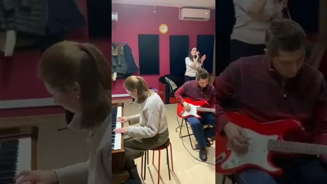 Репетиция в музыкальной школе, в Москве. Песня называется Мой Герой. смотреть онлайн