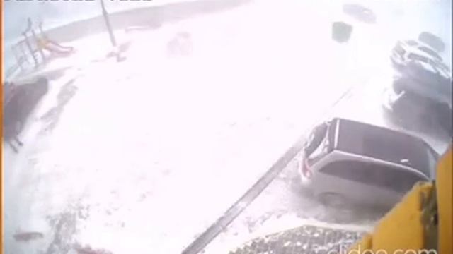 Мусорный бак убегает из двора смотреть онлайн