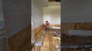 Закрепление ламината черными саморезами до момента застывания пены
