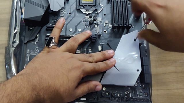 How to Install M.2 NVMe SSD on Asus Strix Z370 (F&E) Mobo!! смотреть онлайн
