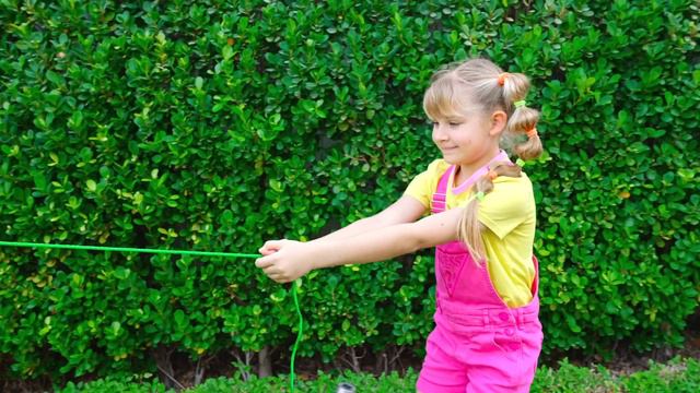 Диана и Рома играют Сестра VS Брат Челлендж смотреть онлайн