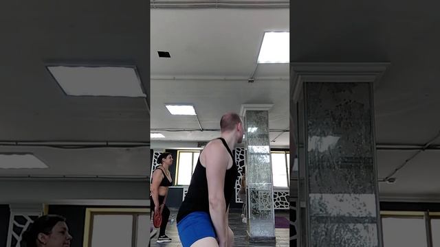 Приседание Плие выполняют с широкой постановкой ног. Плие с отягощением в 15 кг. Блин. Пружинки Сил смотреть онлайн