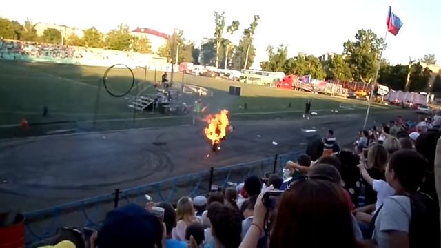 Горящий человек. Шоу каскадёров смотреть онлайн