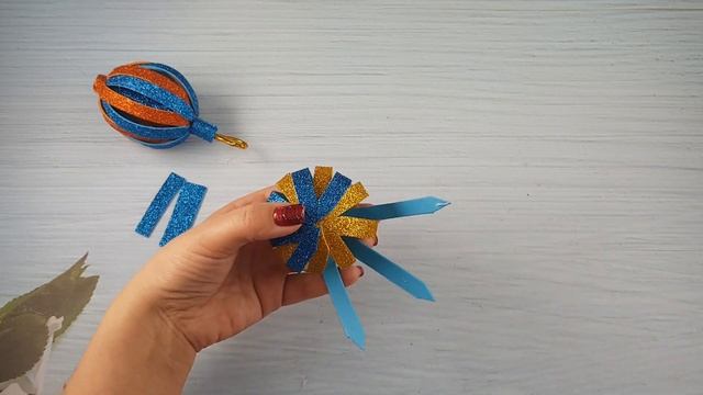 5 ИДЕЙ, КАК СДЕЛАТЬ ЁЛОЧНЫЕ ШАРЫ #изфоамирана. DIY новогоднее смотреть онлайн