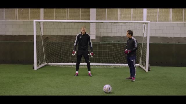 The ultimate Goalkeeper tutorial - save more shots смотреть онлайн