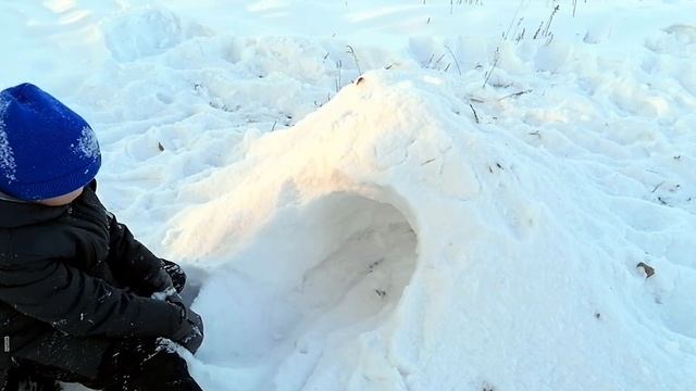 Строим дом из снега. Как весело провести время на улице. Рома и Ма опять валяются в снегу. смотреть онлайн