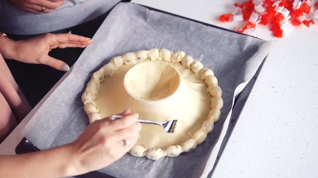 ГОТОВИМ ТОРТ ВУЛКАН ИЗ KINDER , KINDER BUENO, M&M'S "ЖОПКА, СЛИПНИСЬ И ПОРВИСЬ" | SWEET HOME смотреть онлайн