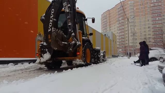 Желтый трактор чистит снег. Видео для детей смотреть онлайн