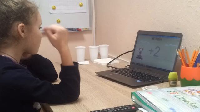 Стеша, 7 лет, решает примеры по математике смотреть онлайн