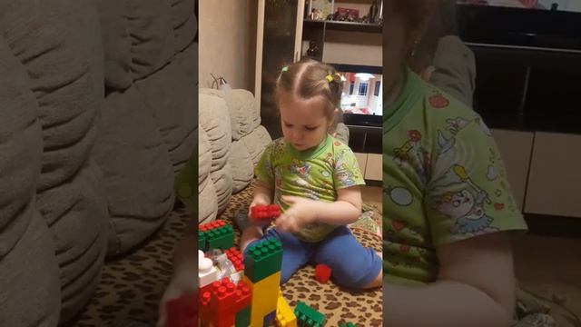 Доча строит замок из кубиков лего смотреть онлайн