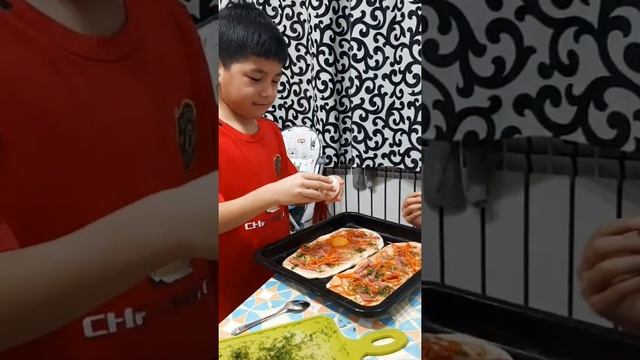 Ойбай мына балалардың өздері пицца пісіріп бұрышты үйіп қосқан. Үй пиццасы. Домашний пицца.