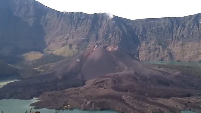 Вулкан Ринджани и озеро Сегара Анак, о. Ломбок, май 2014 смотреть онлайн