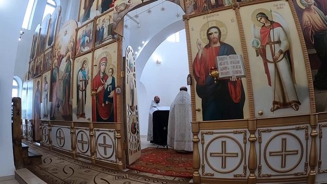 Дорогие братья и сестры! Божественная служба в храме Святой Троицы смотреть онлайн