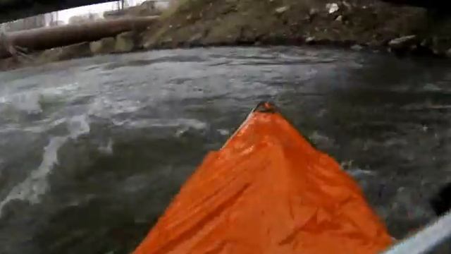Катание на каяке по порогу на теплой речке в Уфе смотреть онлайн