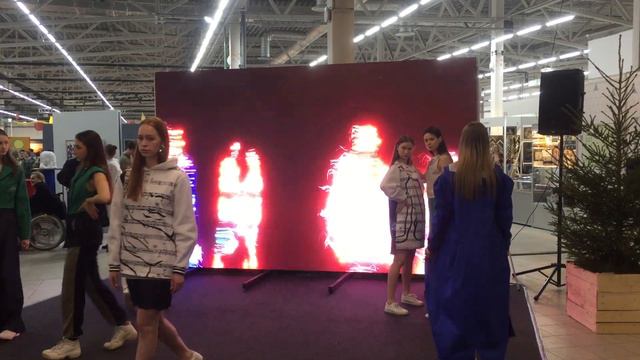 Иммерсивное видео в реальном времени.Спецэффекты в реальном времени при взаимодействии с людьми. смотреть онлайн