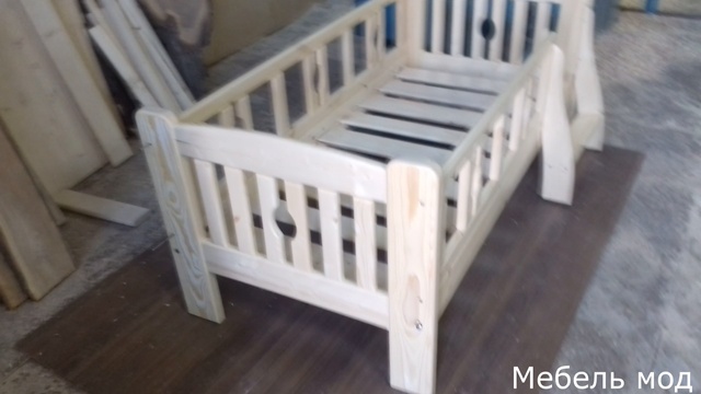 Детская кроватка с лесенкой из массива дерева. смотреть онлайн