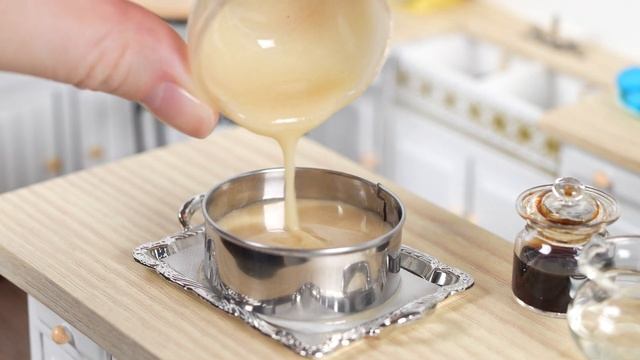 Мини Торт в Виде Пня! | Как украсить Крошечный Торт?! | Мини Кухня смотреть онлайн