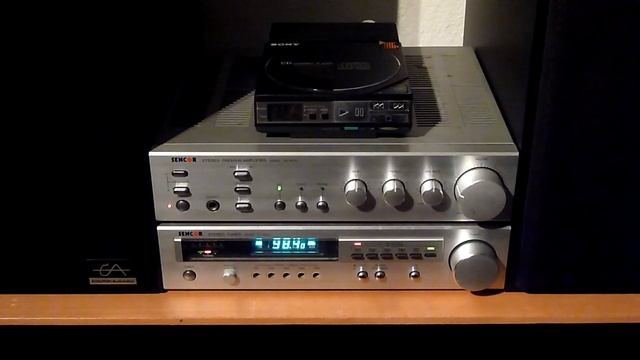 Sony D-50 - First portable CD player in the world - demo with Swiss made Sencor amp and Écouton spk смотреть онлайн