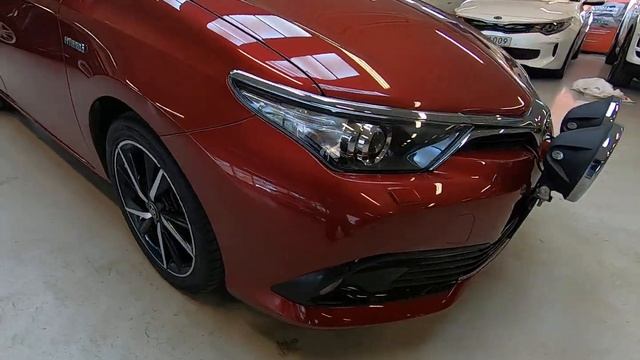 Toyota Auris Hybrid 1.8 VVT-i+ 136hk MOMS EU6 B-KAM MoK-VÄRM -17 смотреть онлайн