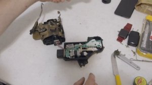 Как снять и разобрать замок двери на Audi A6 C5. Почему замок двери не блокируется/разблокируется.