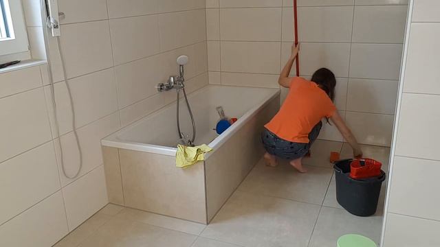 Уборка в ванной комнате / Никогда не повторяйте эту ошибку с чёлкой / Отмываю стены / Мотивация смотреть онлайн