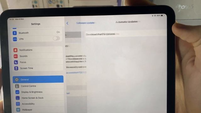 How To Turn Off Auto Update on iPhone & iPad | Disable App/Software Automatic Updates! смотреть онлайн