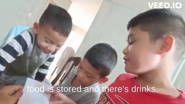 Kenji, Nico and Luc showed their drawings to Daddy смотреть онлайн