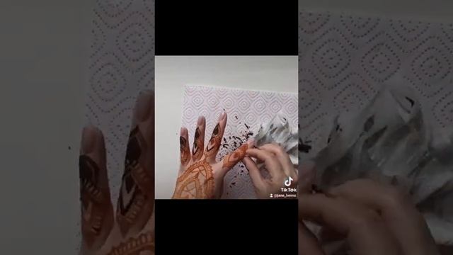 Снятие пластыря, закрепляющего рисунок. #мехенди #временнаятатуировка #временноетату смотреть онлайн