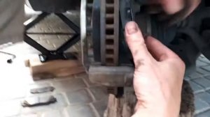 ЗАМЕНА ТОРМОЗНЫХ КОЛОДОК НА TOYOTA RAV4 СВОИМИ РУКАМИ Vselennaya uvlecheniy