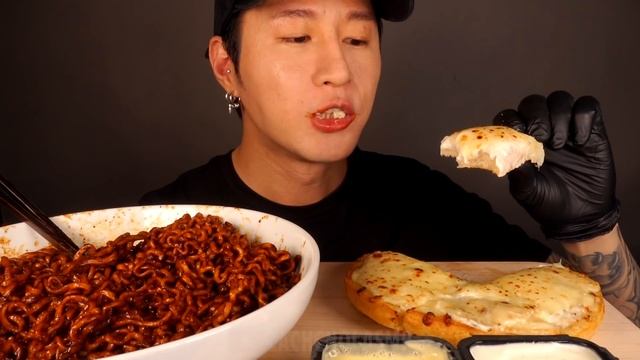 ASMR MUKBANG BLACK BEAN FIRE NOODLES & EXTRA CHEESY PIZZA (No Talking) EATING SOUNDS | Zach Choi смотреть онлайн