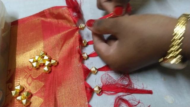 Saree Kuchu !! Saree Kuchu Design !! Easy & Simple Saree Kongu /Pallu Mudulu Using Beads !! Smart смотреть онлайн